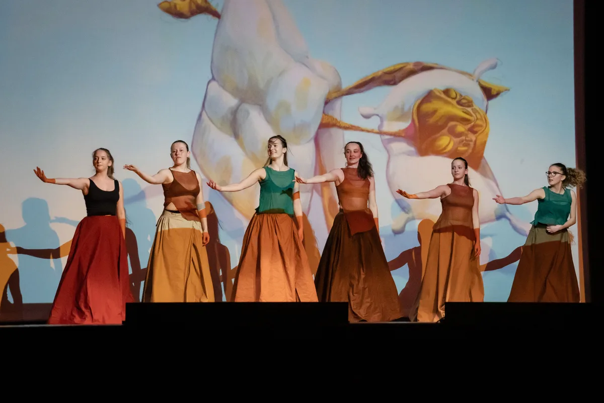 Grosse Ballett-Tanzaufführung mit knapp 200 SchülerInnen.